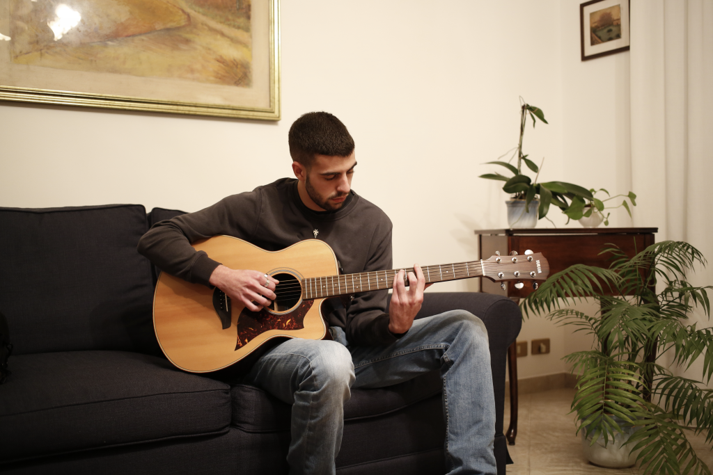 Paolo Rabbito suona la chitarra